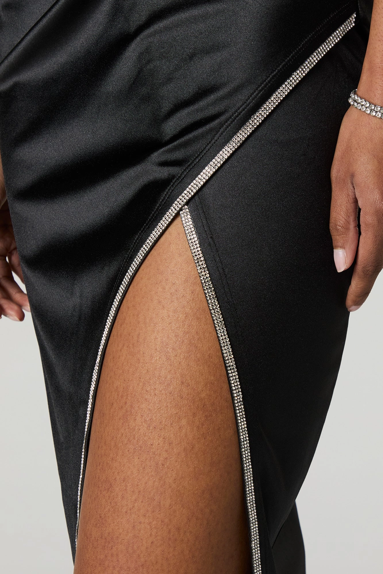 Robe midi croisée à surplis en satin avec liséré de pierres du Rhin