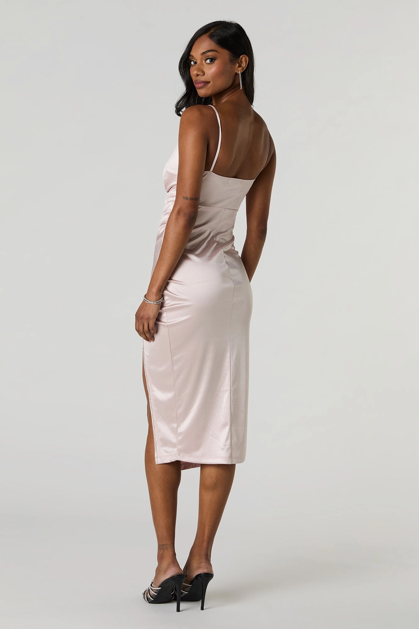 Robe midi croisée à surplis en satin avec liséré de pierres du Rhin